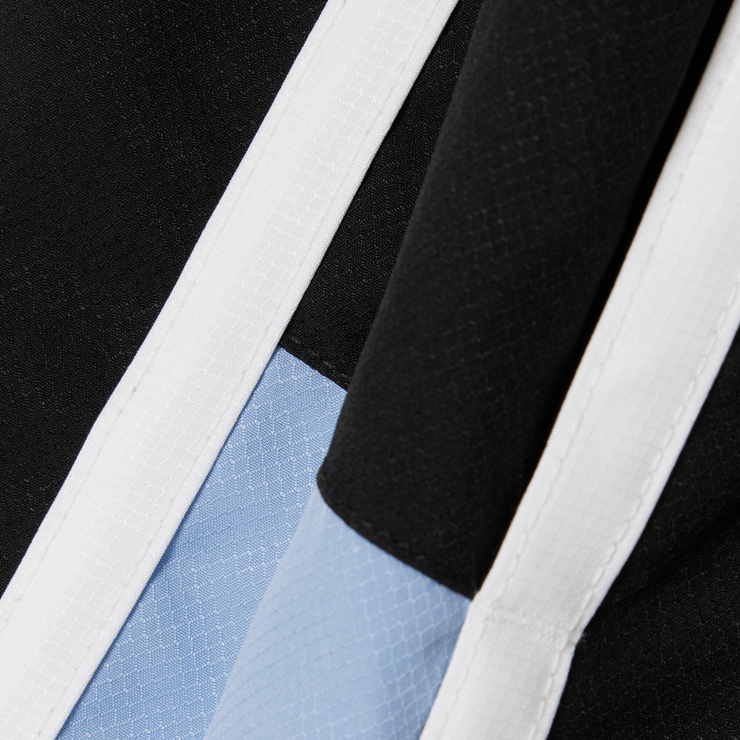 Leichte Tennis-Shorts mit Farbblock-Streifen