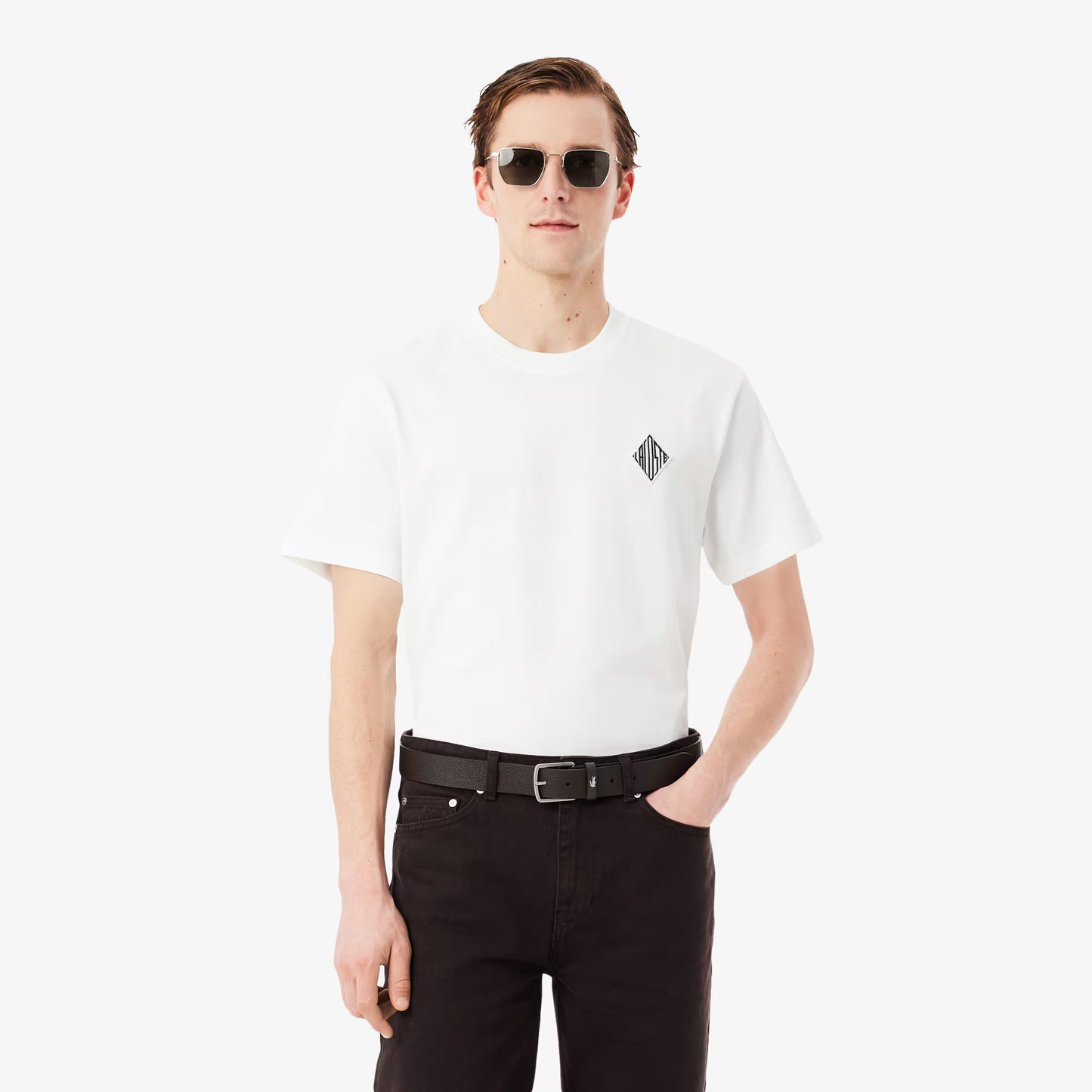 Klassisch geschnittenes T-Shirt mit großem Abzeichen-Akzent