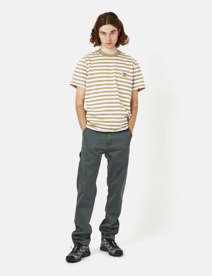 Scotty Gestreifte T-Shirt mit Brusttasche (regulär) – Ammonite Braun/Weiß