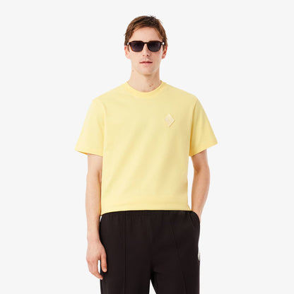 Klassisch geschnittenes T-Shirt mit großem Abzeichen-Akzent